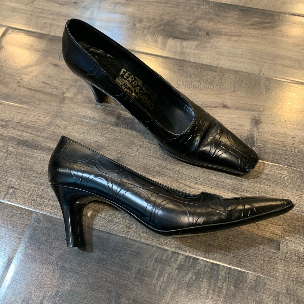 Embossed Ferragamo shoes size 7